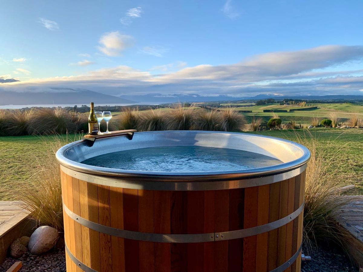 테아나우 Fiordland Eco-Retreat -- Panoramic Views -- Hot Tub 빌라 외부 사진