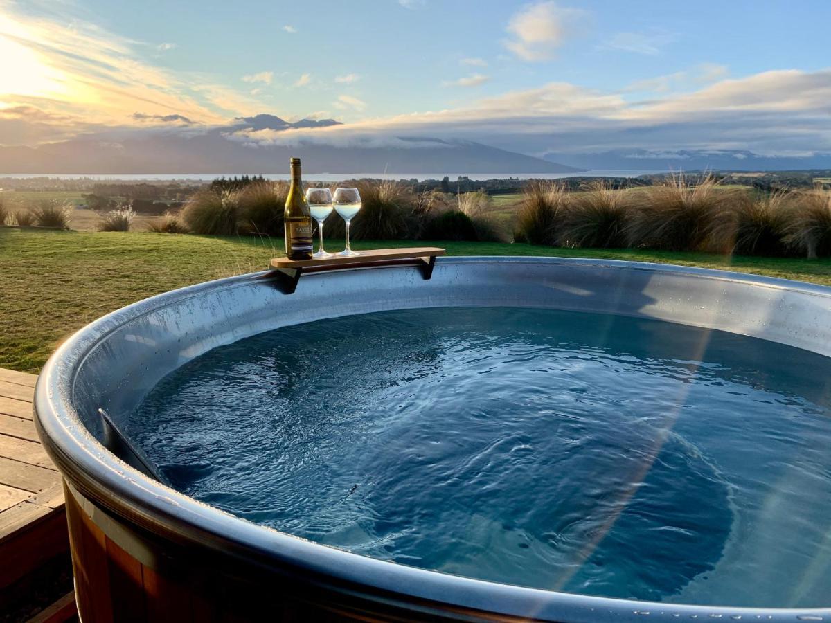 테아나우 Fiordland Eco-Retreat -- Panoramic Views -- Hot Tub 빌라 외부 사진