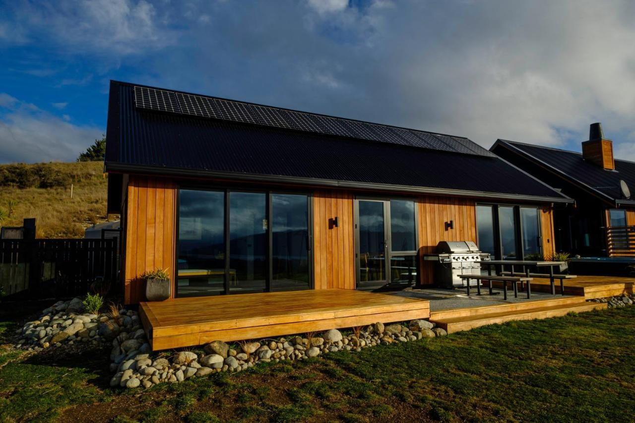 테아나우 Fiordland Eco-Retreat -- Panoramic Views -- Hot Tub 빌라 외부 사진