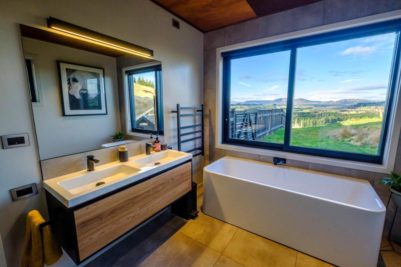 테아나우 Fiordland Eco-Retreat -- Panoramic Views -- Hot Tub 빌라 외부 사진