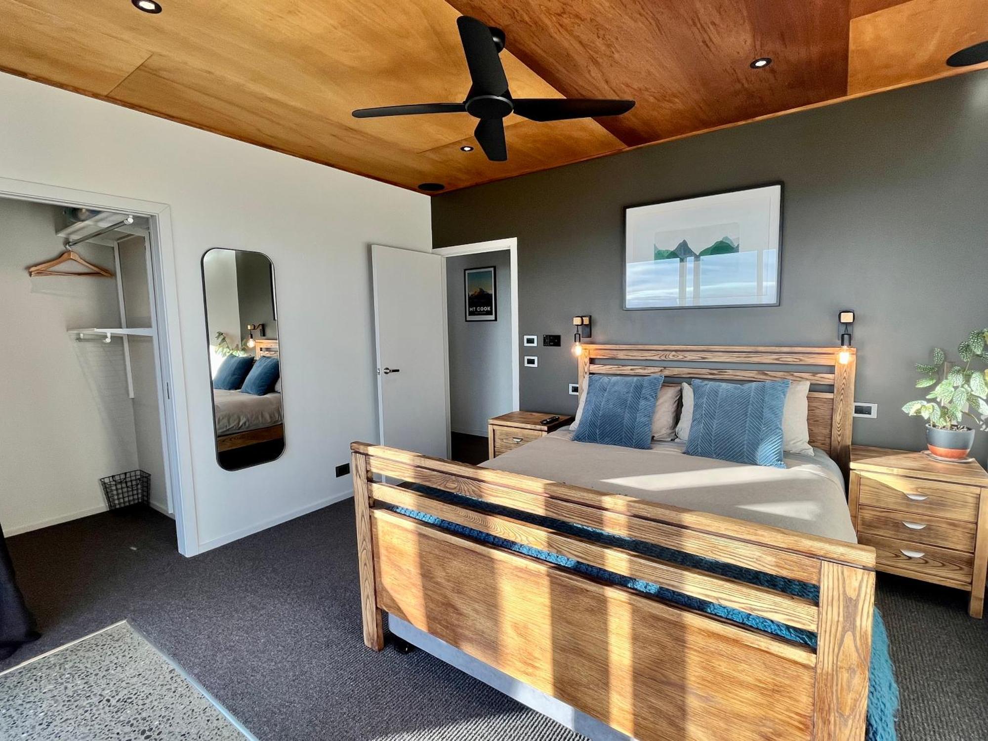 테아나우 Fiordland Eco-Retreat -- Panoramic Views -- Hot Tub 빌라 외부 사진