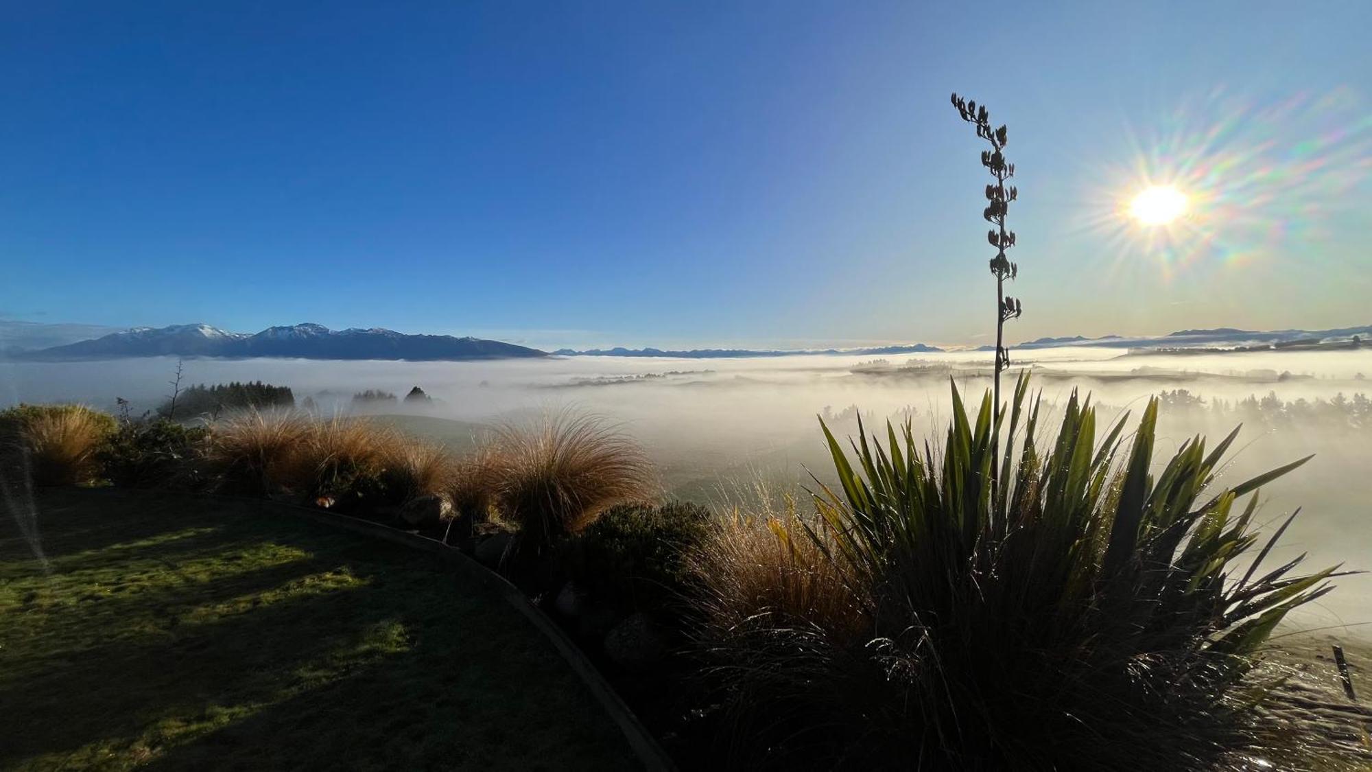 테아나우 Fiordland Eco-Retreat -- Panoramic Views -- Hot Tub 빌라 외부 사진