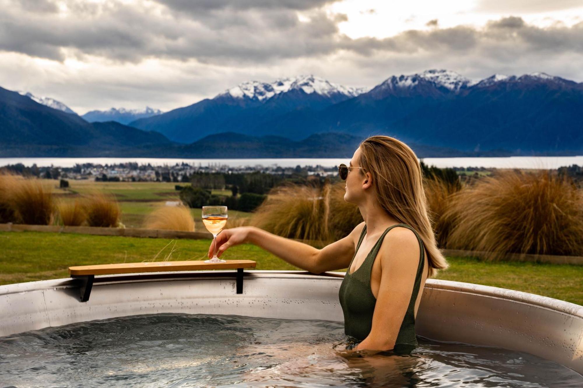 테아나우 Fiordland Eco-Retreat -- Panoramic Views -- Hot Tub 빌라 외부 사진