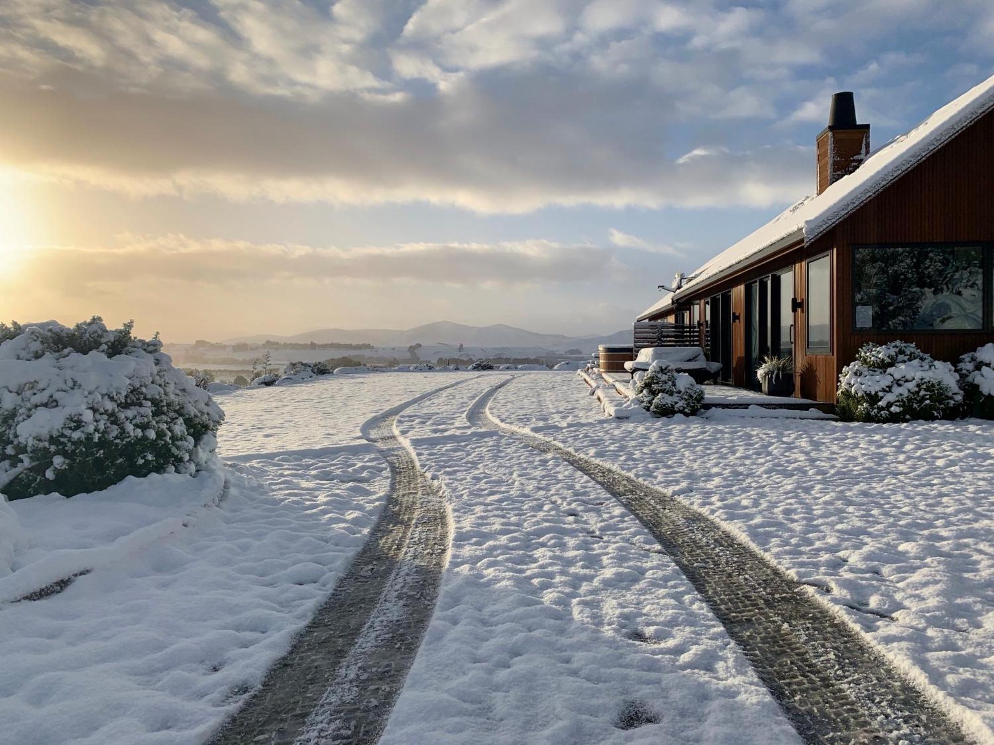 테아나우 Fiordland Eco-Retreat -- Panoramic Views -- Hot Tub 빌라 외부 사진