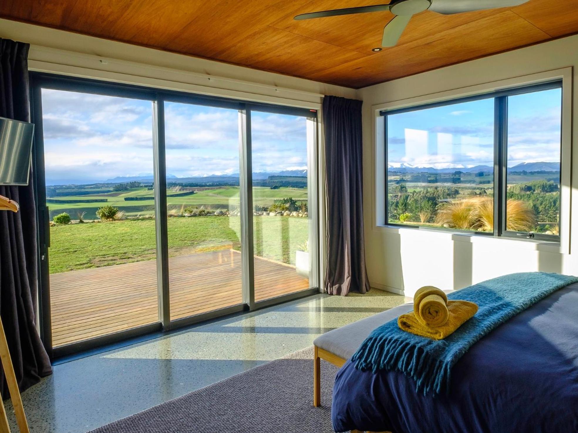 테아나우 Fiordland Eco-Retreat -- Panoramic Views -- Hot Tub 빌라 외부 사진