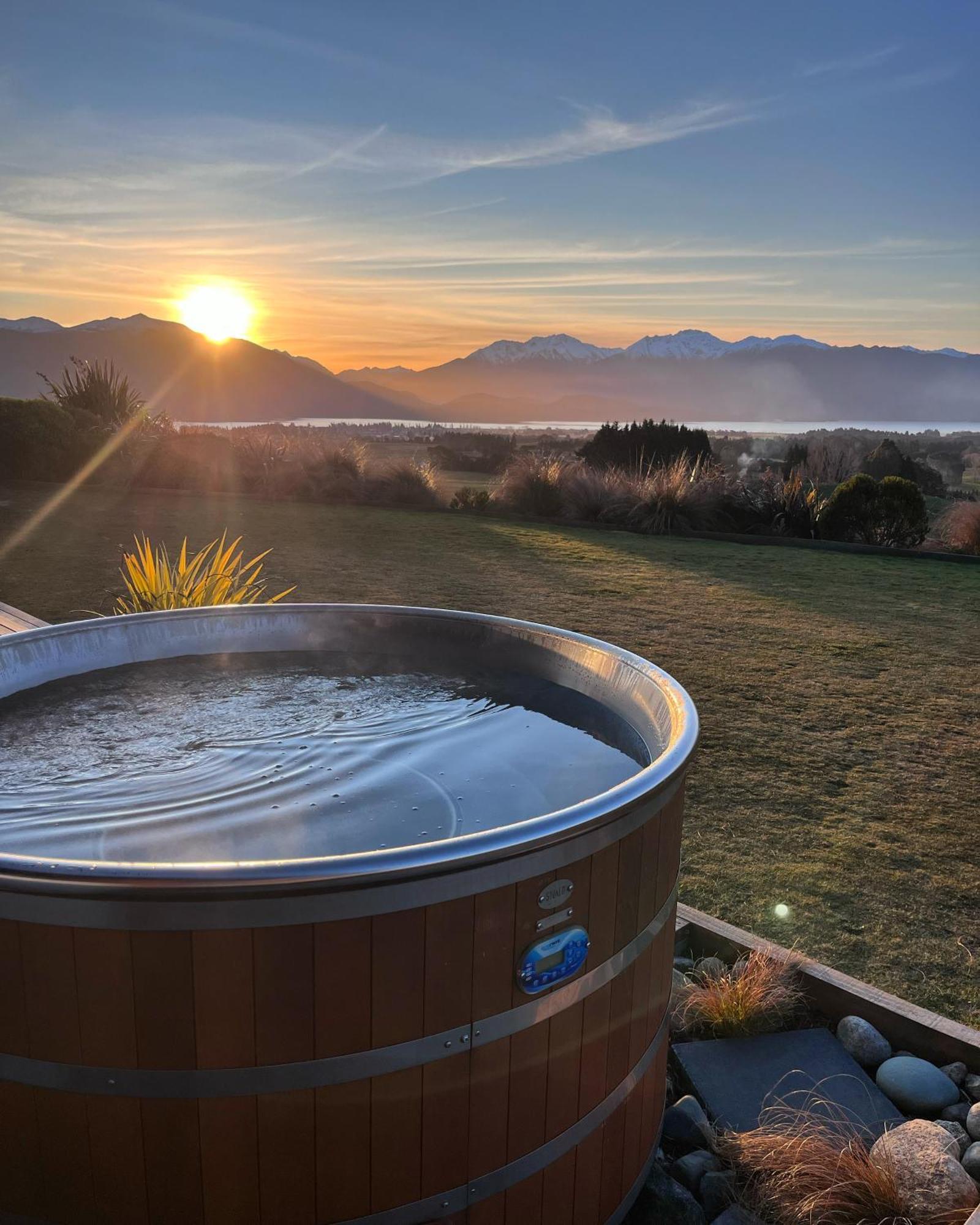 테아나우 Fiordland Eco-Retreat -- Panoramic Views -- Hot Tub 빌라 외부 사진